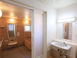 バリアフリーの洗面台と浴室