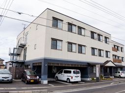 シンプルな建物の外観