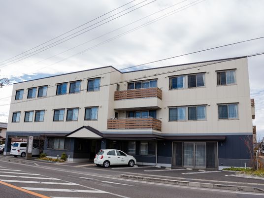 シンプルな外観の建物