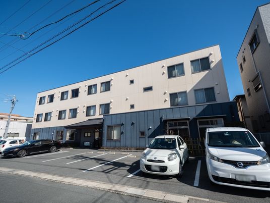 広々とした駐車場の建物