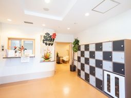 明るいロビーの様子