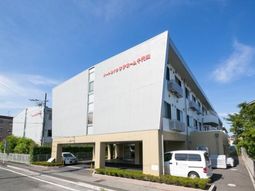 白とベージュの明るい建物