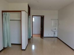 明るい居室の様子