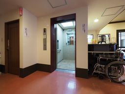 エレベーターとリビングエリア