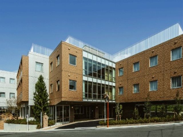 快適な施設の外観 外観 清潔感のあるモダンな建物で、働きやすい環境が整っています。周囲の緑も多く、穏やかな雰囲気です。