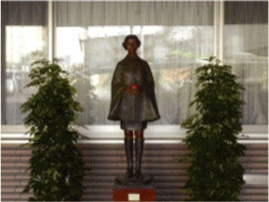 彫像と植物のエントランス