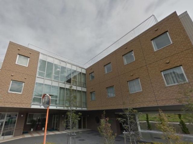 明るい外観の建物 外観 きれいに整備された外観で、広々としたエントランスがお出迎えします。職場としても明るい印象を受ける環境です。