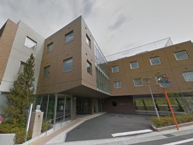 モダンな建物のエントランス 外観 清潔感のあふれるエントランスが迎える、働きやすい環境を提供する施設です。デザインにも配慮された外観が特長で、訪れる方に安心感を与えます。