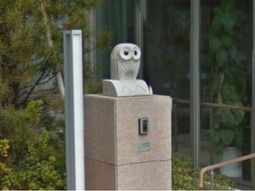 明るい表情の案内ロボット