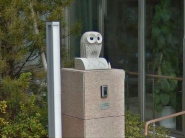 明るい表情の案内ロボット