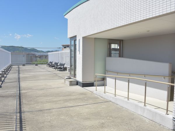 晴天の下のテラス風景