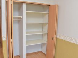開いたクローゼットの居室
