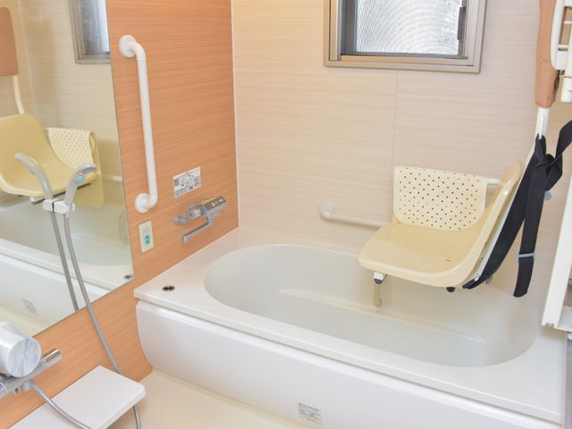 バリアフリー設計の浴室 個浴室 手すりや座席が設けられた安全で使いやすい浴室です。利用者の快適なバスタイムをサポートしています。