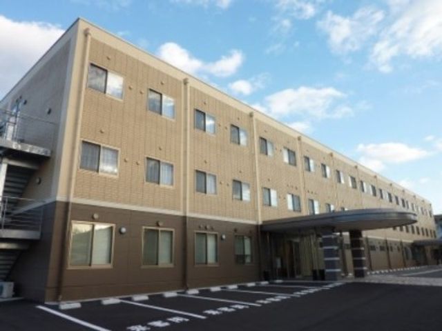 明るい外観の建物 外観 清潔感のあふれるモダンな外観です。この空間で、ご利用者様のサポートを行うやりがいを感じていただけるでしょう。