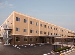 清潔感のある明るい施設外観