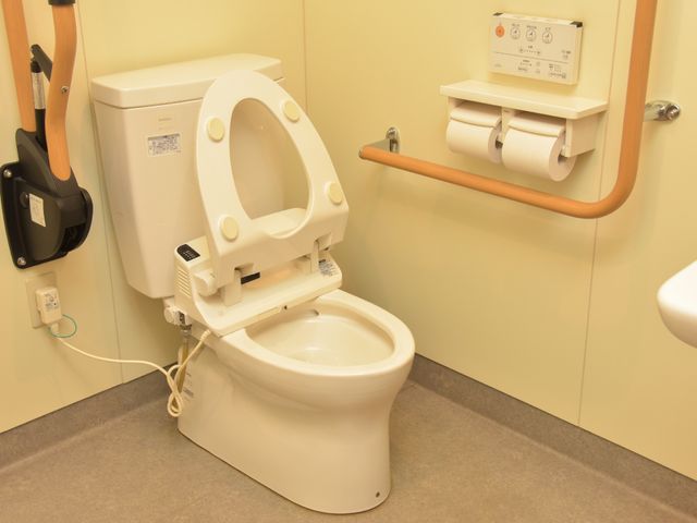 バリアフリートイレ設備 トイレ 手すり付きで安全性を考慮した清潔なトイレスペースです。利用しやすい工夫が施されており、快適な日々をサポートします。