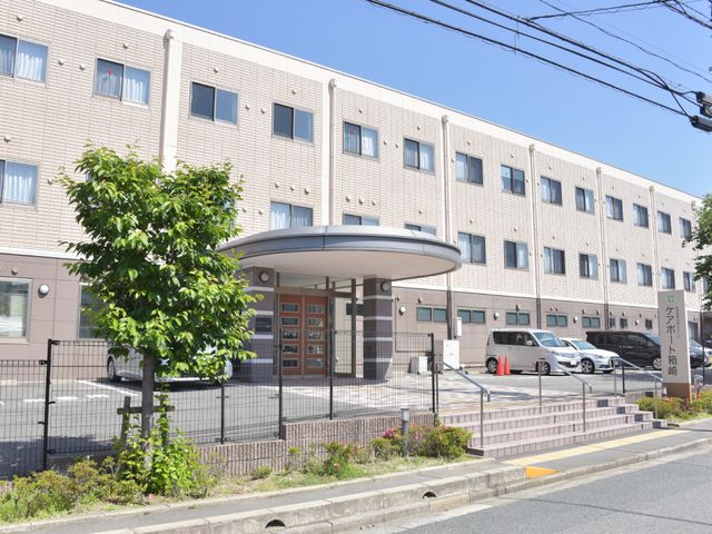 明るいエントランスの建物 施設外観 きちんと整備されたアプローチと、優雅な屋根が印象的なエントランスが迎え入れます。働くスタッフの方々への気配りも行き届いている環境です。