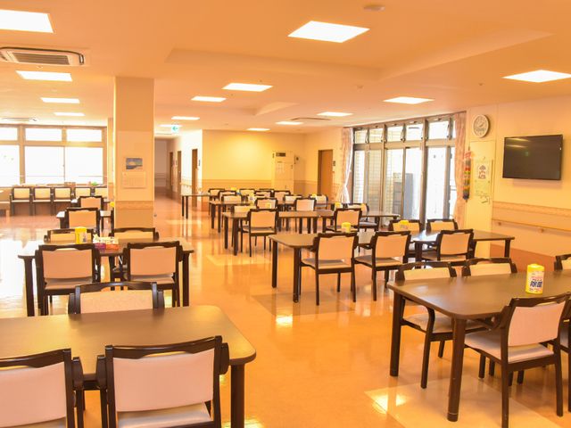 広々とした明るい食堂 室内 広々とした空間の食堂で、居心地の良い環境が整えられています。仕事中の休憩や食事の際にも、リラックスして過ごせそうです。