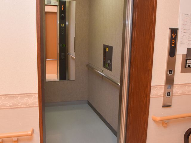 広々としたエレベーター エレベーター ゆとりあるスペースのエレベーターは、段差なく利用でき、快適な移動を支援します。手すりも設置されており、安心です。