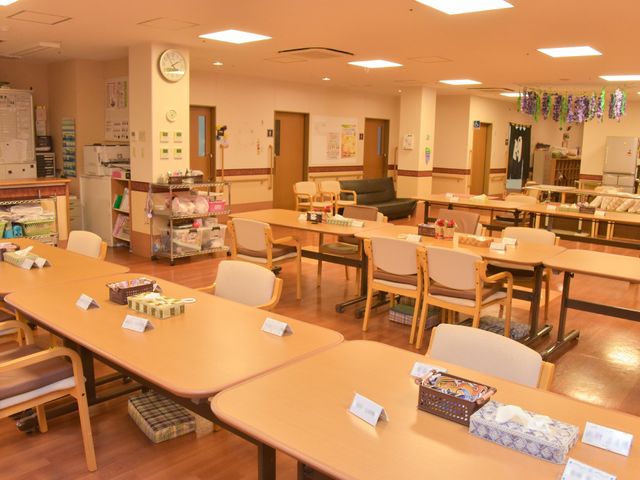 広々とした共有スペース 室内 温かみのある色合いでまとめられた共有スペースでは、来訪者が和やかに食事や交流を楽しむことができます。テーブルの間隔も広く、スムーズな移動が可能です。