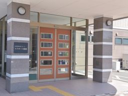 明るいエントランスの風景