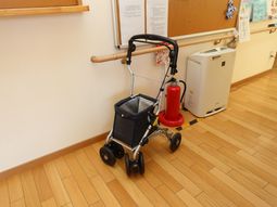廊下に置かれた歩行器