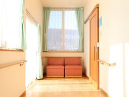 明るい居室の一角