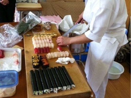 お寿司を握る職員