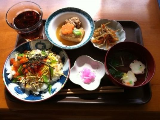 配膳された和食の一例