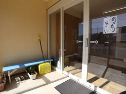 エントランスの明るい外観