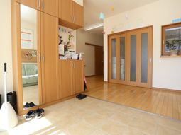 明るいエントランスの様子