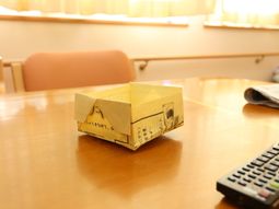 紙で作られた折り鶴とリモコン
