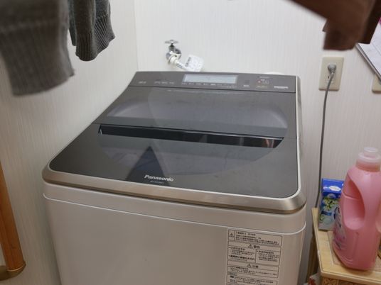 洗濯機と洗剤の画像