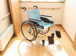 車いすが置かれた廊下