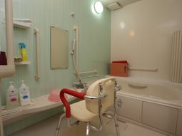 バリアフリーの洗面浴室