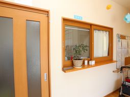 廊下と掲示物のある風景