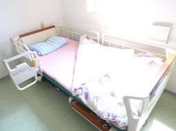 清潔なベッドの居室