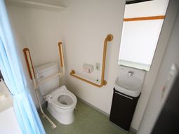 手すりつき洋式トイレ