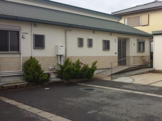 清潔感のある建物のエントランス