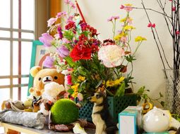 彩り豊かな花々とぬいぐるみ