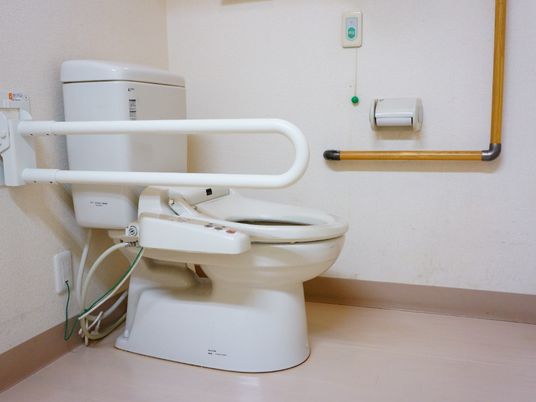 手すり付きのトイレ設備