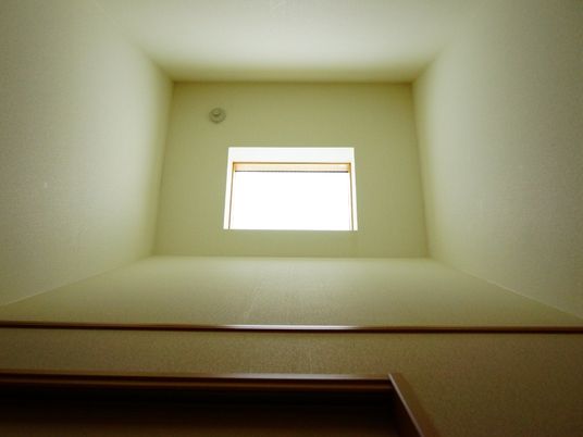 窓から差し込む光の廊下