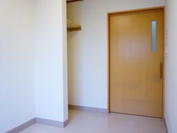 明るい居室の入口