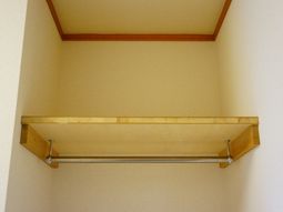 木製の棚が壁に取り付けられている