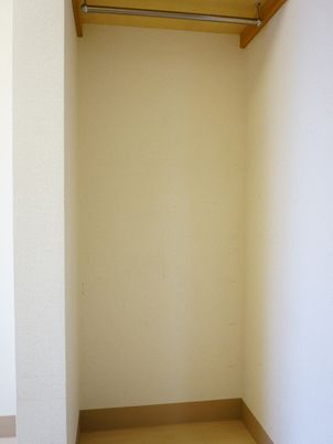 シンプルなクローゼット