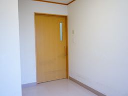 閉じた木目調のドア