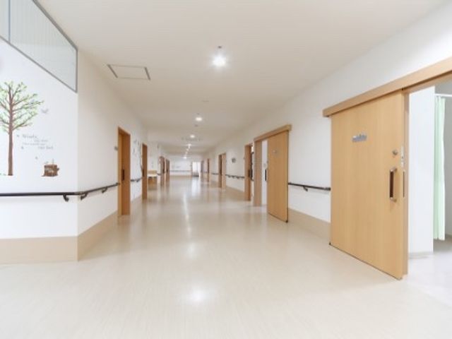 広く清潔な廊下 廊下 手すり付きの広々とした廊下は、日々の歩行訓練にも適しており、安全かつ快適にご利用いただけます。
