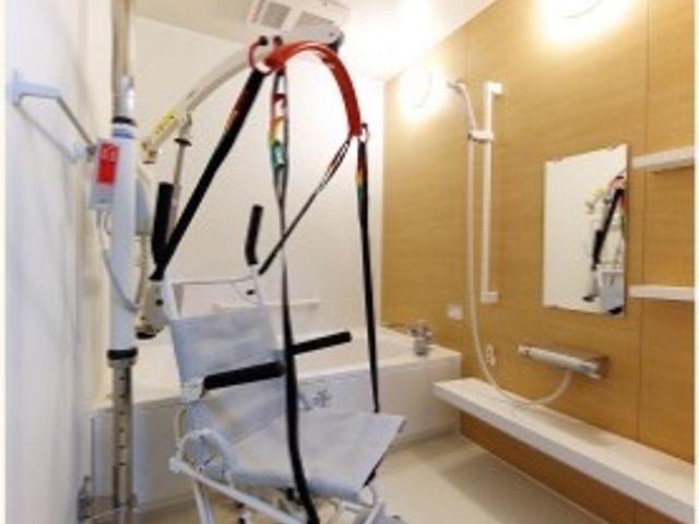 清潔感のある浴室 浴室 手すりやチェアリフトが設置され、清潔感のあふれる浴室で安全にご利用いただけます。ゆっくりとくつろぐ空間が提供されています。