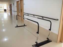 廊下に設置された手すり
