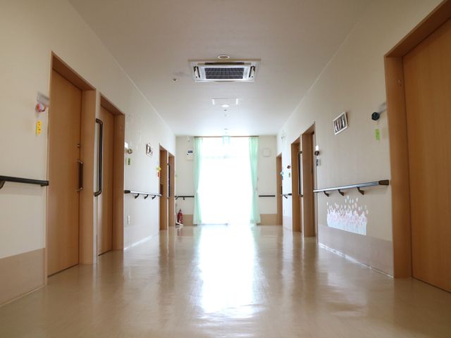 明るく清潔な廊下 廊下 手すりが設置された廊下は明るく、清潔な印象を受ける空間です。訪れる方々の心地よい生活の場を支えます。